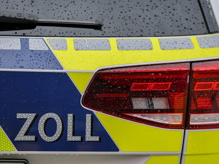 Bei der Kontrolle fanden die Beamten auch gefälschte Markenkleidung.(Symbolbild) / Foto: Jan Woitas/dpa