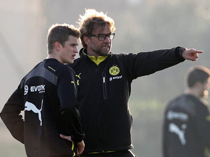 Gute Bekannte aus Dortmunder Zeiten: Sven Bender (l) und Jürgen Klopp. (Archivild) / Foto: picture alliance / dpa