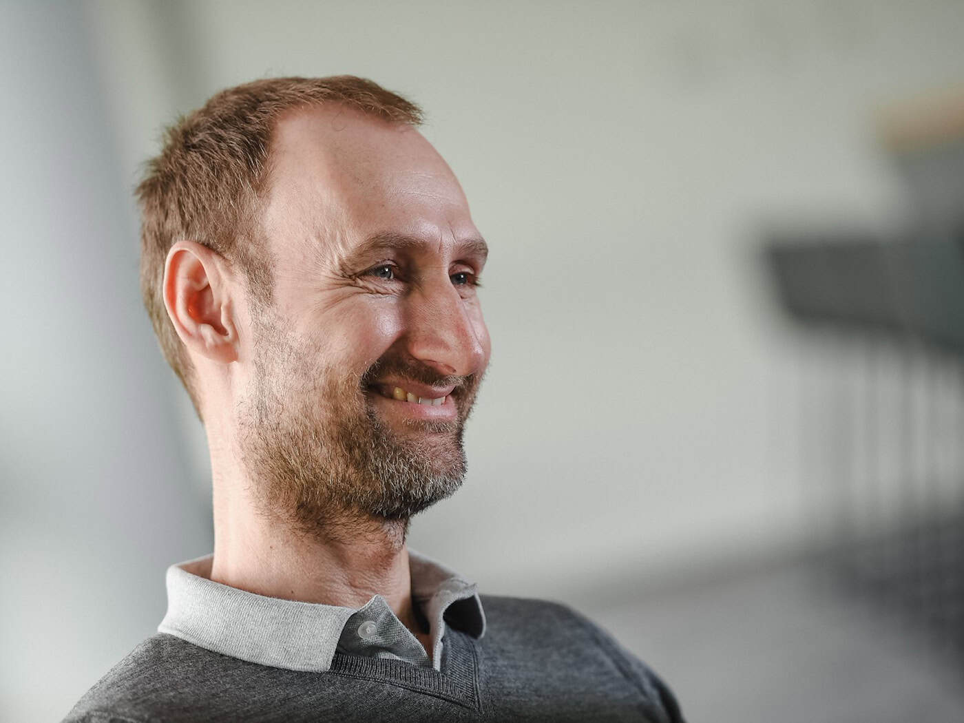 Bayerns Nachwuchschef Jochen Sauer freut sich über die Vertragsverlängerung von Osmani. (Archivbild) / Foto: Andreas Gebert/dpa