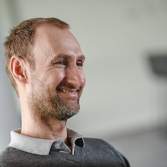 Bayerns Nachwuchschef Jochen Sauer freut sich über die Vertragsverlängerung von Osmani. (Archivbild) / Foto: Andreas Gebert/dpa