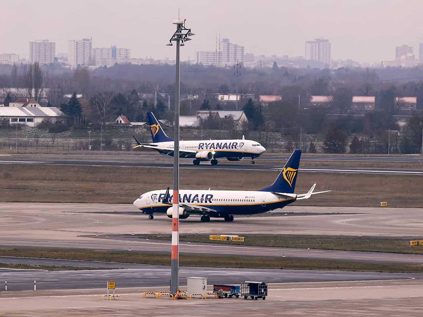 Bei einem Ryanair-Flug brach unterwegs eine Scheibe, Passagieren zufolge geriet ein Passagier in Not. (Archivbild) / Foto: Jörg Carstensen/dpa