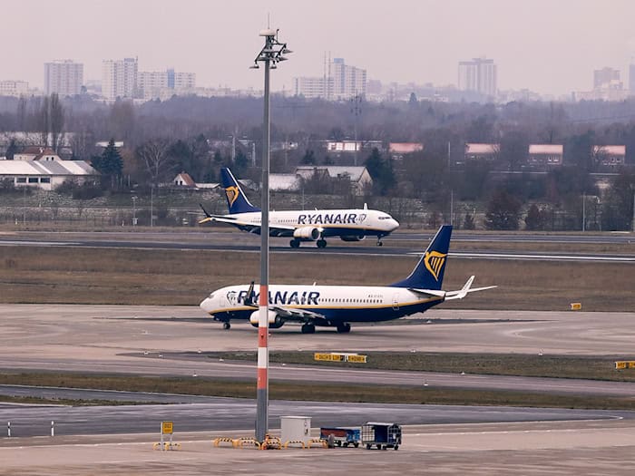 Bei einem Ryanair-Flug brach unterwegs eine Scheibe, Passagieren zufolge geriet ein Passagier in Not. (Archivbild) / Foto: Jörg Carstensen/dpa