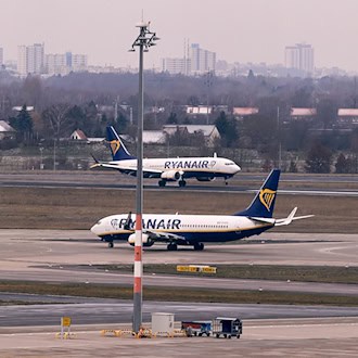 Bei einem Ryanair-Flug brach unterwegs eine Scheibe, Passagieren zufolge geriet ein Passagier in Not. (Archivbild) / Foto: Jörg Carstensen/dpa