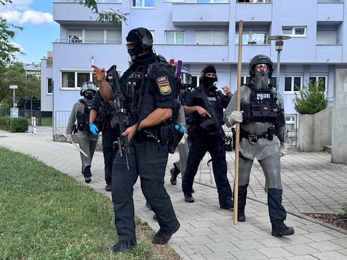 Die Polizei ist mit vielen Kräften vor Ort.  / Foto: -/RGB Medienwerkstatt/dpa