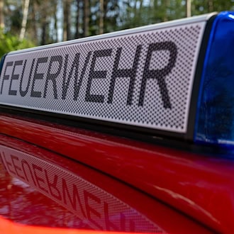 Die Feuerwehr bringt die Flammen schnell unter Kontrolle. (Symbolbild) / Foto: Pia Bayer/dpa