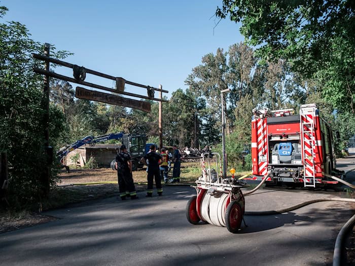 Die Feuerwehr überwachte das Gebiet . / Foto: dvo/dpa