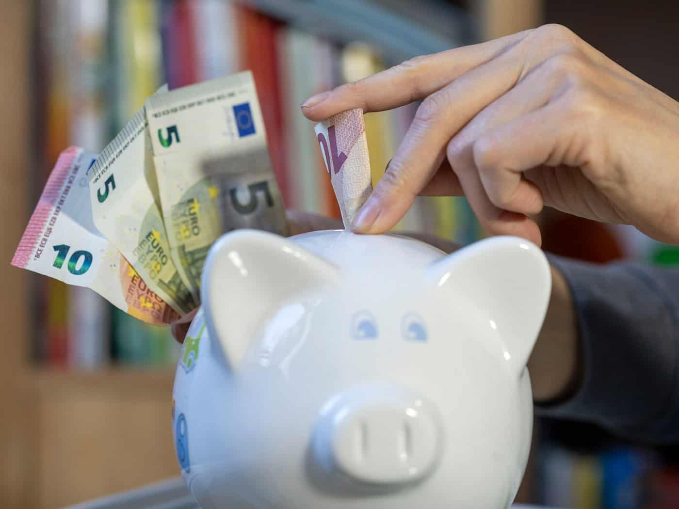 Die deutsche Bevölkerung spart nach wie vor viel, doch das Interesse an Geldanlage wächst. Die Sparkassen wollen vor allem jungen Menschen mehr Finanzwissen vermitteln. (Symbolbild) / Foto: Hendrik Schmidt/dpa