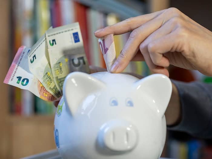 Die deutsche Bevölkerung spart nach wie vor viel, doch das Interesse an Geldanlage wächst. Die Sparkassen wollen vor allem jungen Menschen mehr Finanzwissen vermitteln. (Symbolbild) / Foto: Hendrik Schmidt/dpa