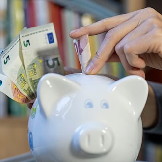 Die deutsche Bevölkerung spart nach wie vor viel, doch das Interesse an Geldanlage wächst. Die Sparkassen wollen vor allem jungen Menschen mehr Finanzwissen vermitteln. (Symbolbild) / Foto: Hendrik Schmidt/dpa