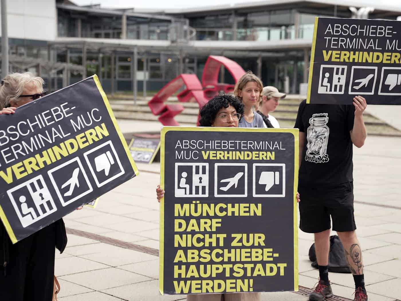 Gegner des Abschiebeterminals demonstrierten vor der Entscheidung gegen das Projekt. / Foto: Ehsan Monajati/dpa