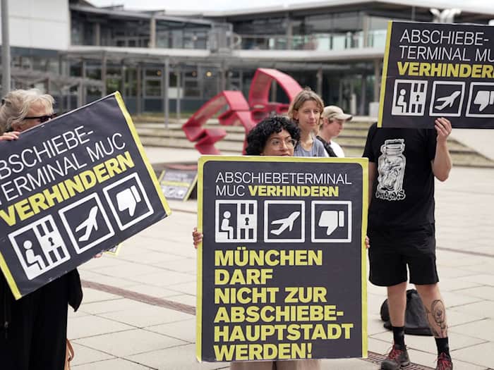 Gegner des Abschiebeterminals demonstrierten vor der Entscheidung gegen das Projekt. / Foto: Ehsan Monajati/dpa