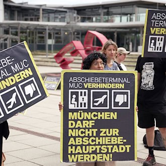 Gegner des Abschiebeterminals demonstrierten vor der Entscheidung gegen das Projekt. / Foto: Ehsan Monajati/dpa