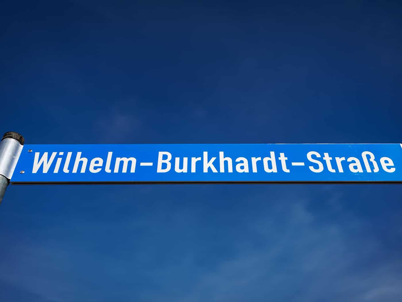 Die mittelfränkische Marktgemeinde Allersberg muss die bisherge Wilhelm-Burkhardt-Straße umbenennen - der Namensgeber war ein Nationalsozialist. (Archivbild) / Foto: Daniel Karmann/dpa