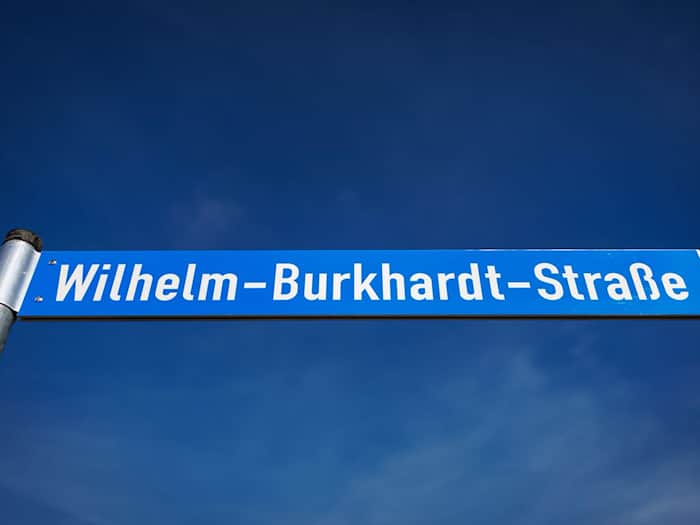 Die mittelfränkische Marktgemeinde Allersberg muss die bisherge Wilhelm-Burkhardt-Straße umbenennen - der Namensgeber war ein Nationalsozialist. (Archivbild) / Foto: Daniel Karmann/dpa