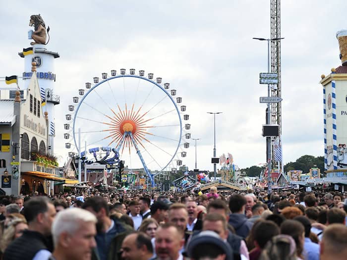 Ein Zelt auf dem Oktoberfest ist bei Gastronomen heiß begehrt. (Archivbild) / Foto: Felix Hörhager/dpa