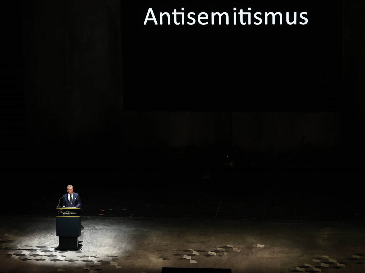 Friedman bei seiner Rede im Festspielhaus. / Foto: Daniel Löb/dpa