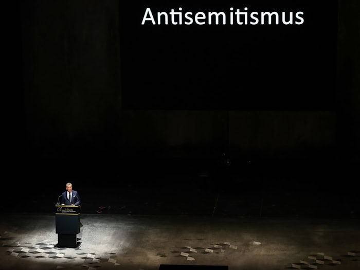 Friedman bei seiner Rede im Festspielhaus. / Foto: Daniel Löb/dpa