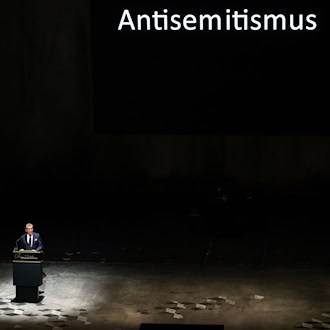 Friedman bei seiner Rede im Festspielhaus. / Foto: Daniel Löb/dpa