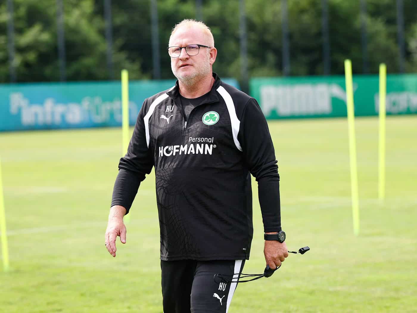 Heiko Vogel geht nach viel Zittern in der Relegation in seine zweite Saison mit der SpVgg Greuther Fürth. (Archivbild) / Foto: Daniel Löb/dpa
