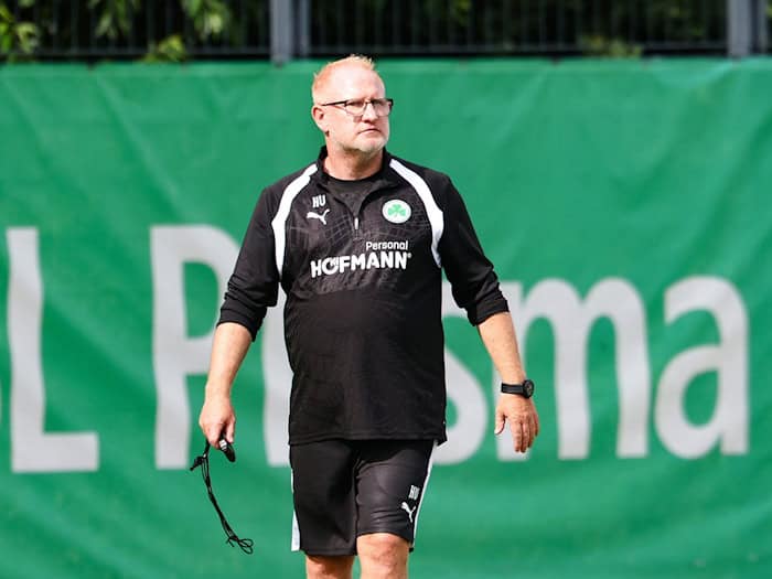 Sah eine Niederlage seiner Fürther im ersten Sommertest: Trainer Heiko Vogel (Archivbild) / Foto: Daniel Löb/dpa