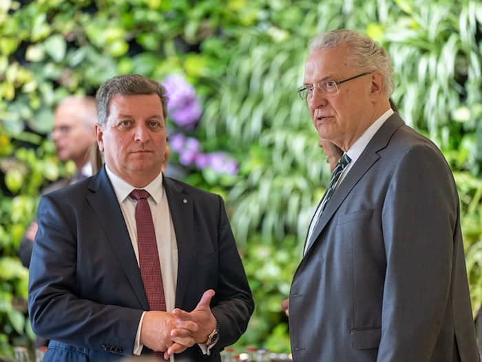 Bauminister Christian Bernreiter (l.) und Innenminister Joachim Herrmann (beide CSU) unterzeichnen den Mietvertrag für das neu geschaffene Verwaltungsgericht Plattling. (Archivbild) / Foto: Peter Kneffel/dpa
