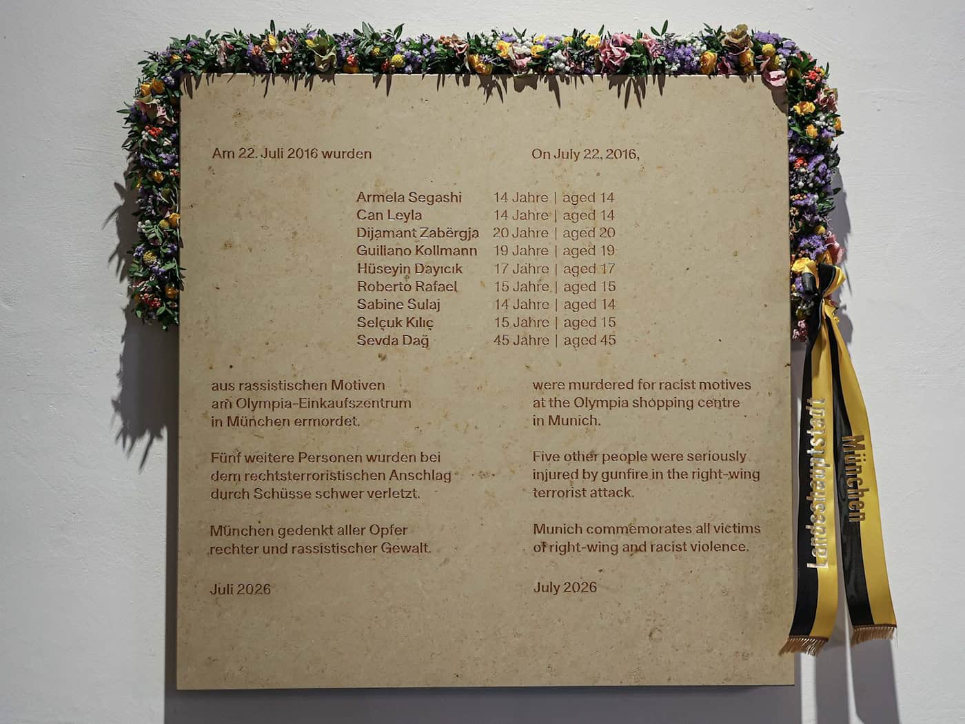 Die neue Gedenktafel hängt am Durchgang zum Prunkhof des Münchner Rathauses. / Foto: Michael Nagy/Presseamt Stadt München/dpa