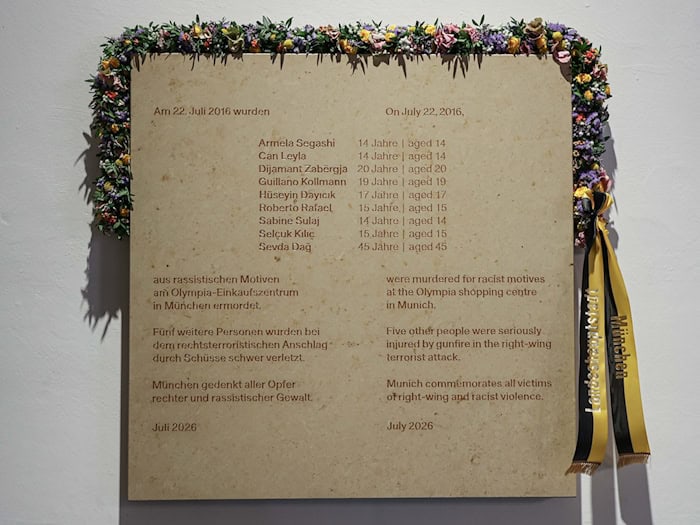 Die neue Gedenktafel hängt am Durchgang zum Prunkhof des Münchner Rathauses. / Foto: Michael Nagy/Presseamt Stadt München/dpa