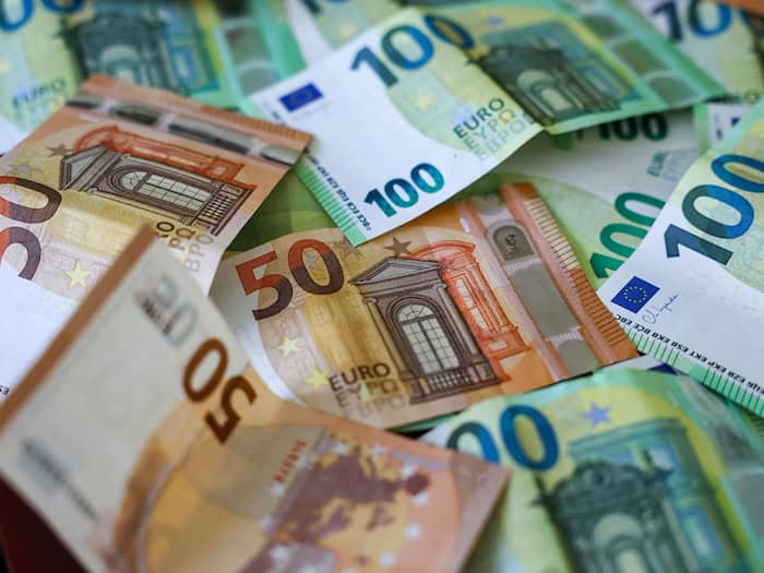 Die Polizei sammelt das Bargeld entlang der Autobahn wieder ein. (Symbolbild) / Foto: Jan Woitas/dpa