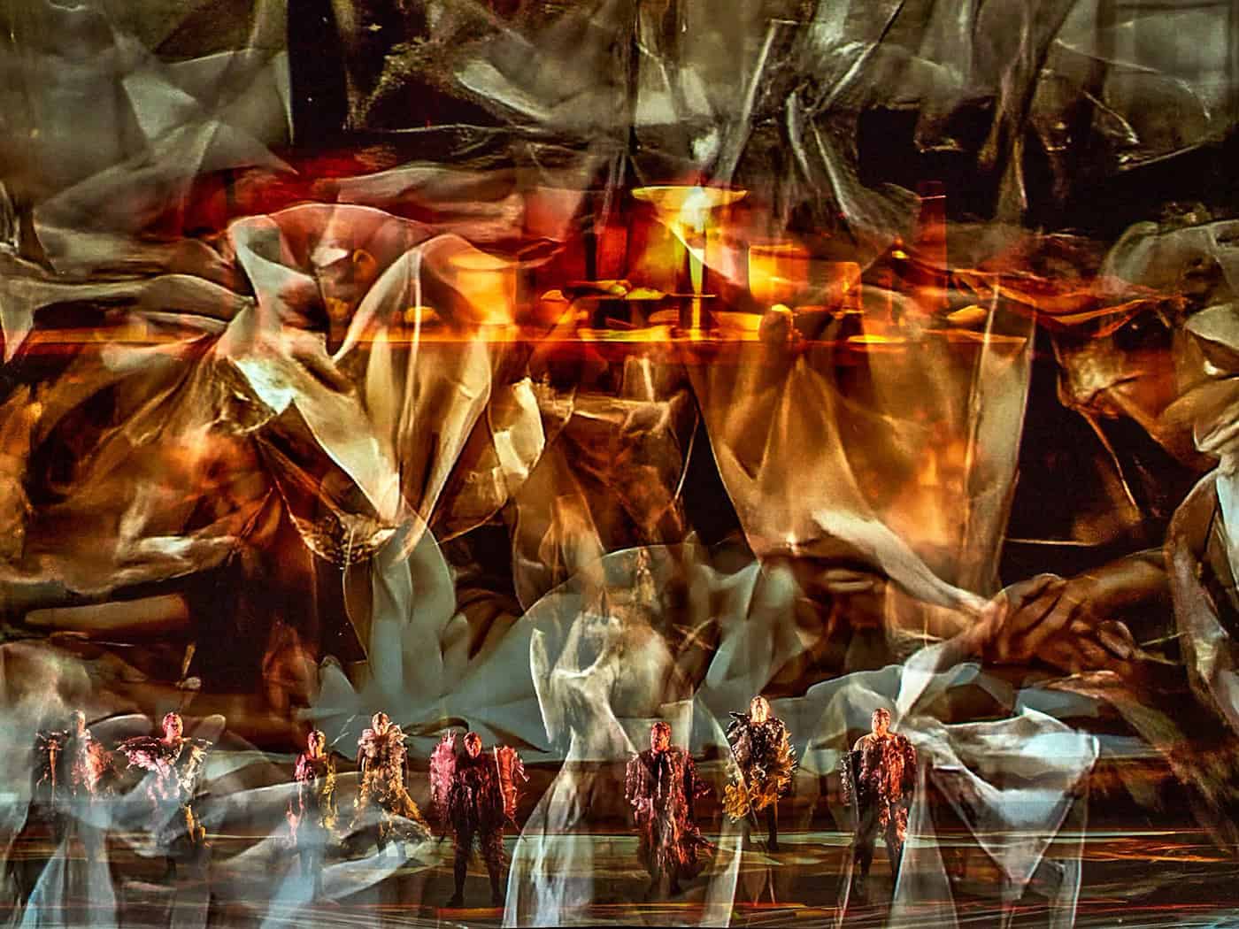 Die Sänger verschwinden hinter den KI-generierten Bildern. / Foto: Enrico Nawrath/Bayreuther Festspiele/dpa