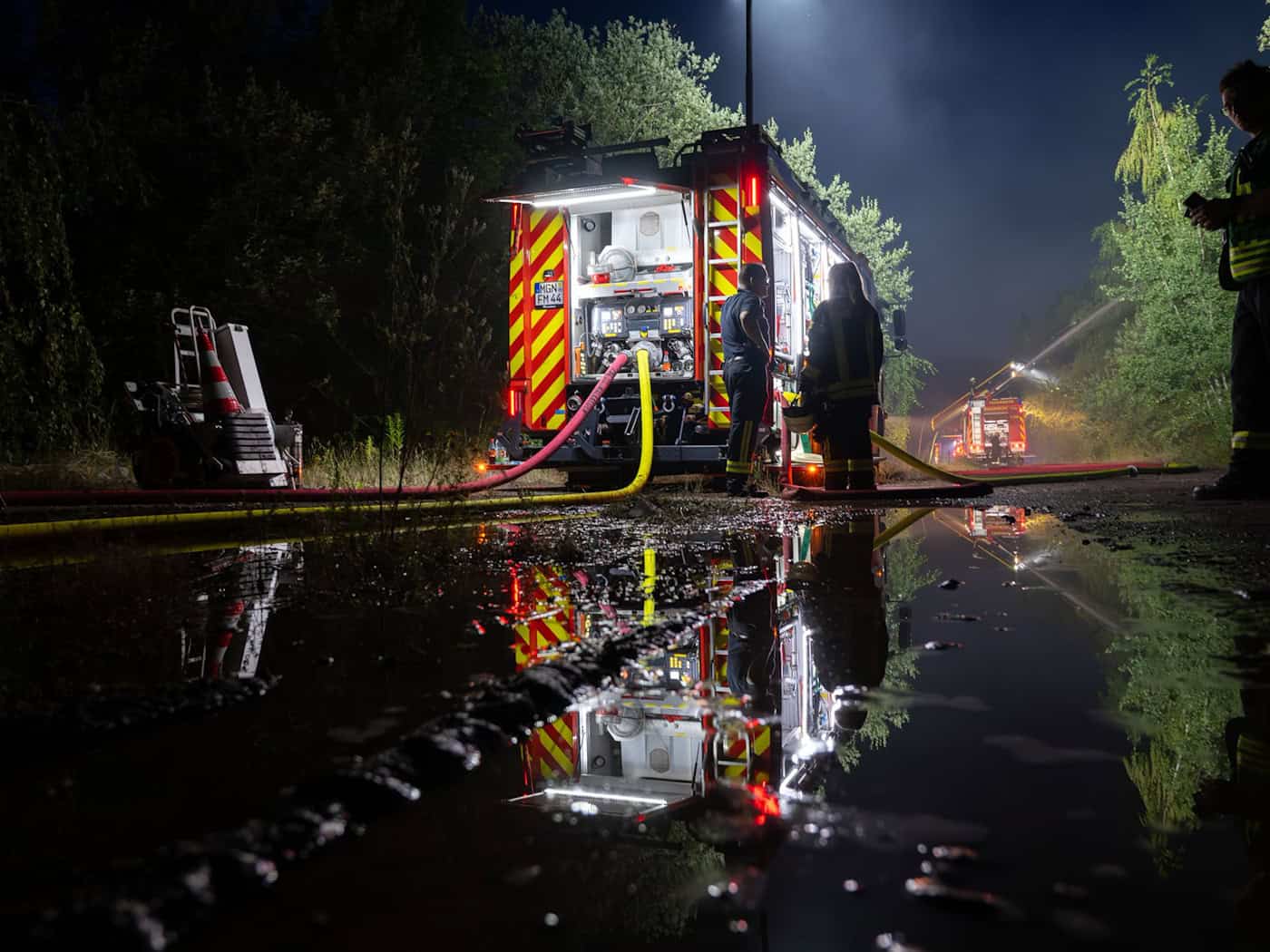Großbrand hinter Dampflokwerk: Halle einsturzgefährdet