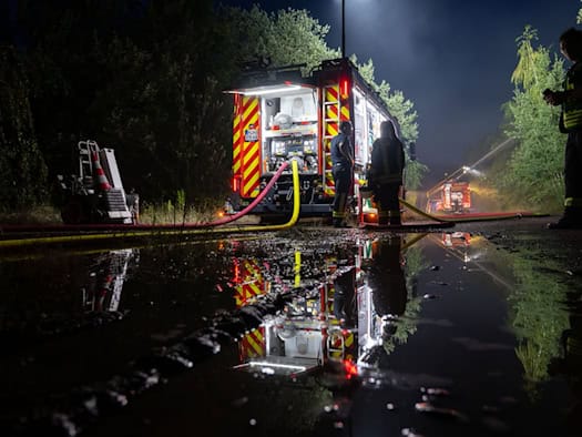 Großbrand hinter Dampflokwerk: Halle einsturzgefährdet