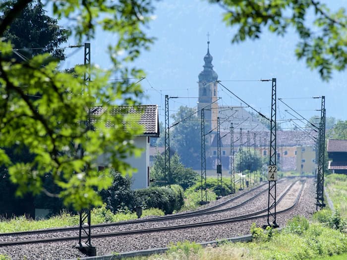 Die alte Bahnstrecke Rosenheim - Kufstein bei Flintsbach am Inn. Die DB will die 1858 eröffnete historische Strecke neu bauen. Die geschätzten Kosten liegen bei knapp neun Milliarden Euro, hinzu kommt ein immenser Risikopuffer. (Archivbild) / Foto: Matthias Balk/dpa