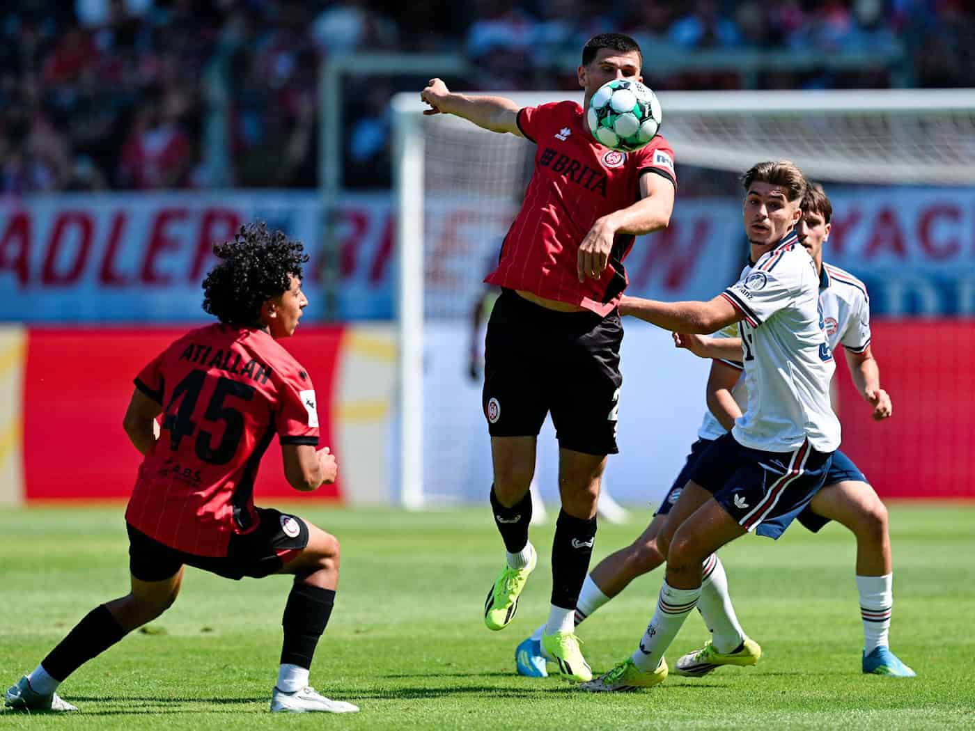Umkämpfter Test: Wiesbaden empfing den FC Bayern. / Foto: Uwe Anspach/dpa