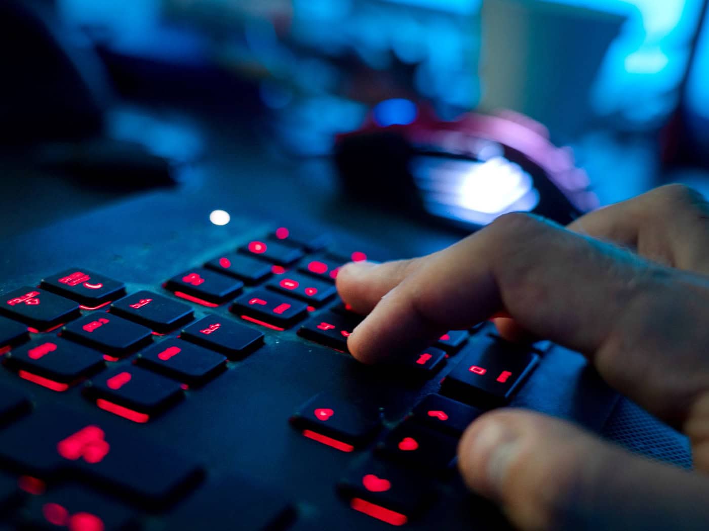 Ein Hacker erschleicht sich Fernzugriff auf den PC. (Symbolbild) / Foto: Nicolas Armer/dpa