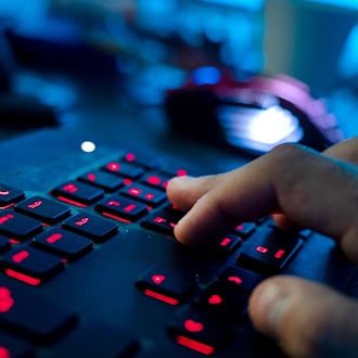 Ein Hacker erschleicht sich Fernzugriff auf den PC. (Symbolbild) / Foto: Nicolas Armer/dpa