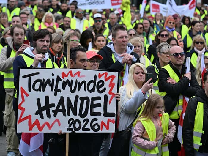 Ein Warnstreik Anfang Juli in Dortmund. Bundesweit hat es in den vergangenen Wochen viele Warnstreiks im Handel gegeben. (Archiv)  / Foto: Federico Gambarini/dpa