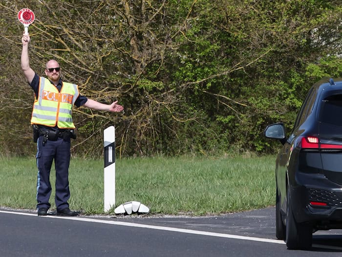 Bei Kontrollen auf den Landstraßen hat die Polizei viele Verstöße festgestellt. (Symbolbild) / Foto: Daniel Löb/dpa