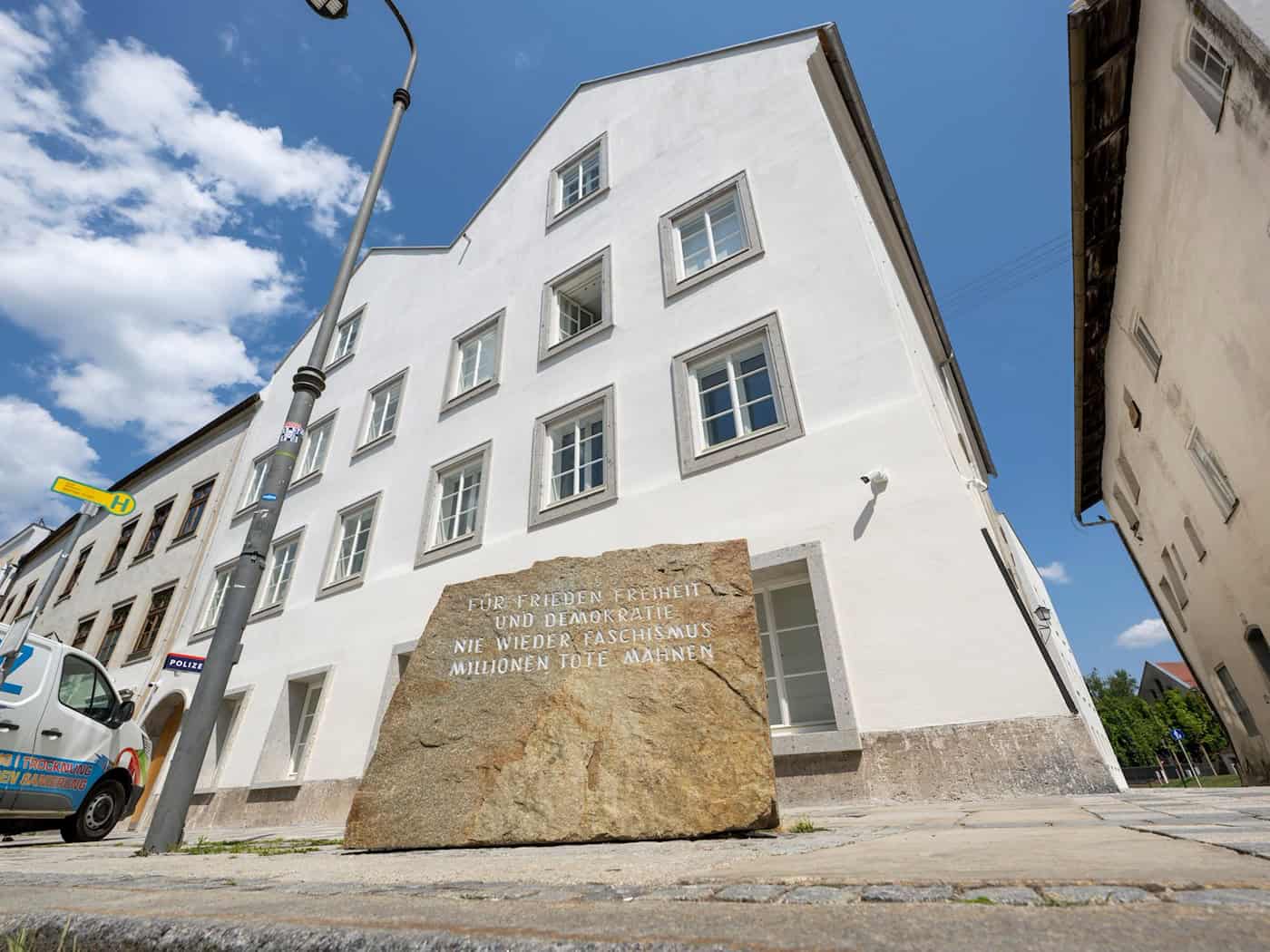 Hitlers Geburtshaus wird nach dem Umbau als Polizeizentrum eröffnet. / Foto: Peter Kneffel/dpa