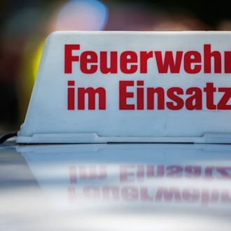 Einsatzkräfte der Feuerwehr löschen die Brände. (Symbolbild) / Foto: Daniel Karmann/dpa