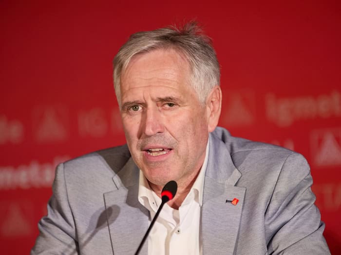 Horst Ott, der Landesvorsitzende der IG Metall Bayern, ist über den Trend zur Verlagerung ins Ausland besorgt. (Archivbild) / Foto: Georg Wendt/dpa