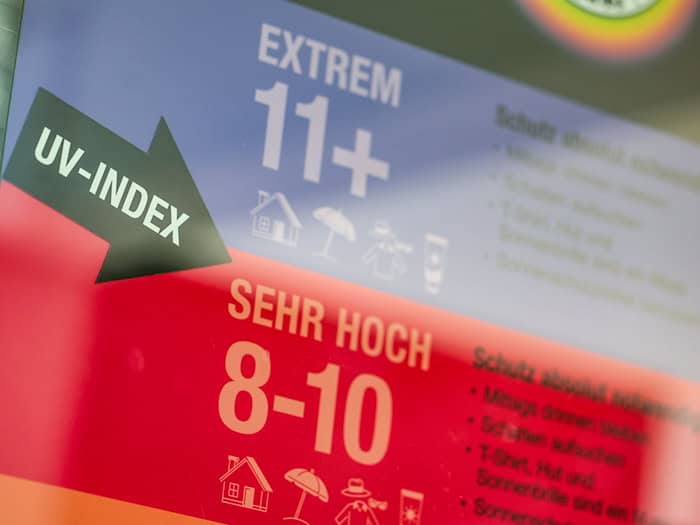 UV-Index-Tafeln informieren über den richtigen Sonnenschutz. (Archivbild) / Foto: Thomas Banneyer/dpa