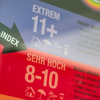 UV-Index-Tafeln informieren über den richtigen Sonnenschutz. (Archivbild) / Foto: Thomas Banneyer/dpa