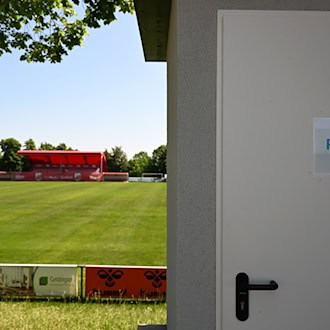Hier gab es 2023 Razzien der Polizei: Da Vereinsgelände des TSV Aubstadt (Archivbild) / Foto: Pia Bayer/dpa
