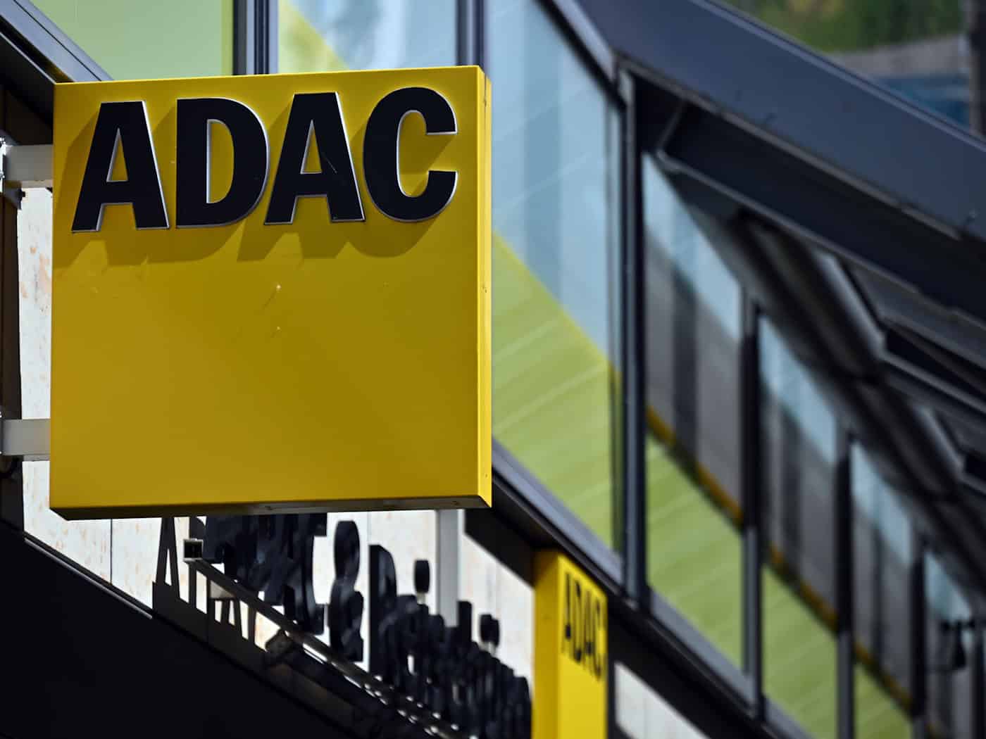 Der ADAC Südbayern wirbt angesichts gestiegener Unfallzahlen mit jungen Fahrern für Fahrtraining. (Symbolbild) / Foto: Martin Schutt/dpa