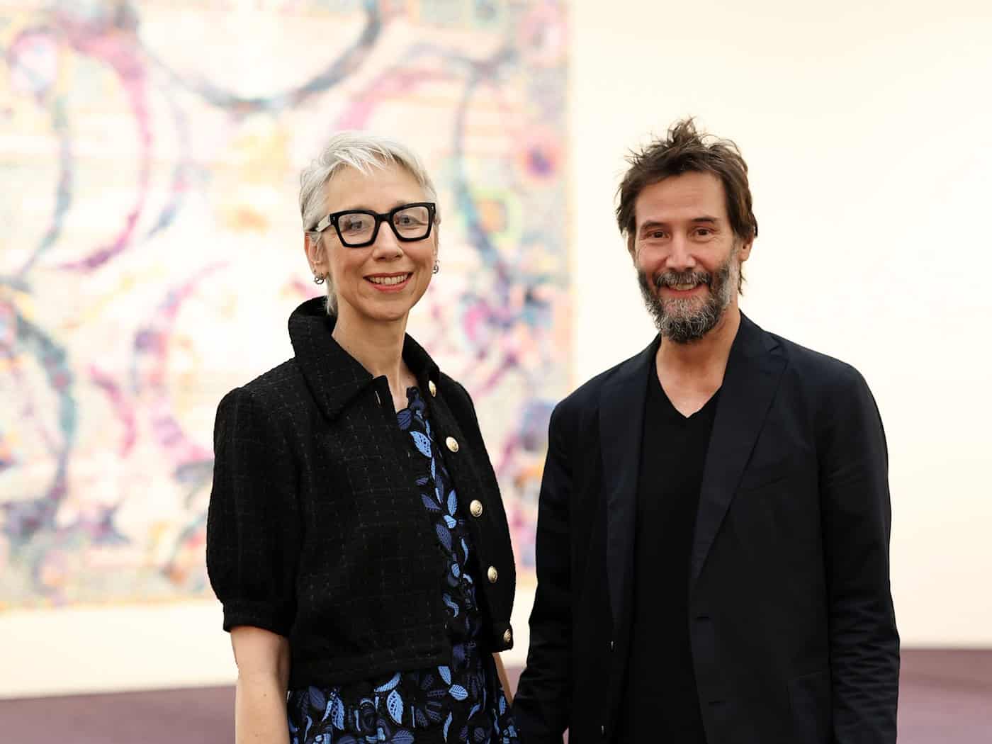 Der Schauspieler Keanu Reeves besichtigte die Ausstellung seiner Partnerin Alexandra Grant in Nürnberg.  / Foto: Daniel Löb/dpa