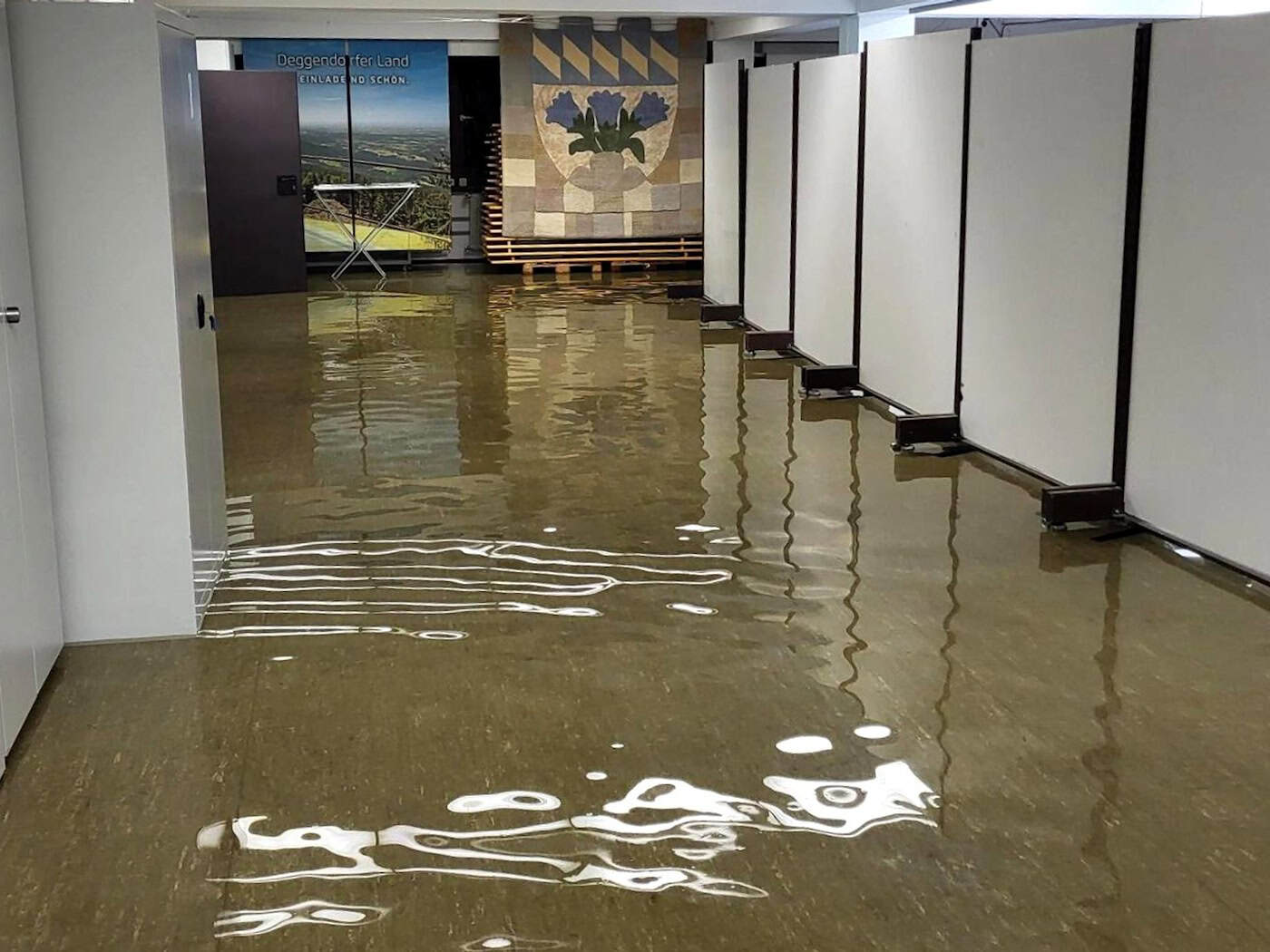 Keller von Landratsamt Deggendorf unter Wasser gesetzt
