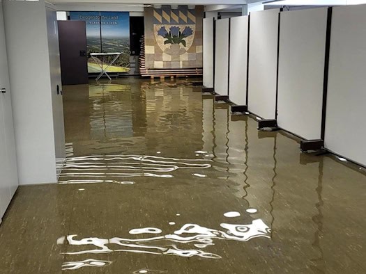 Keller von Landratsamt Deggendorf unter Wasser gesetzt