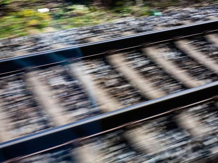 Zwei Kinder haben auf Bahngleisen Handyvideos gedreht. (Symbolbild) / Foto: Philipp von Ditfurth/dpa