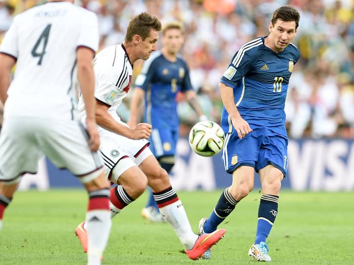 Seltenes Duell im WM-Finale 2014: Lionel Messi (r) und Miroslav Klose. (Archivbild) / Foto: picture alliance / dpa