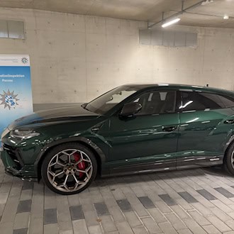 Unter anderem einen Sportwagen stellten die Beamten sicher. (Handoutbild) / Foto: -/Polizeipräsidium Niederbayern/dpa